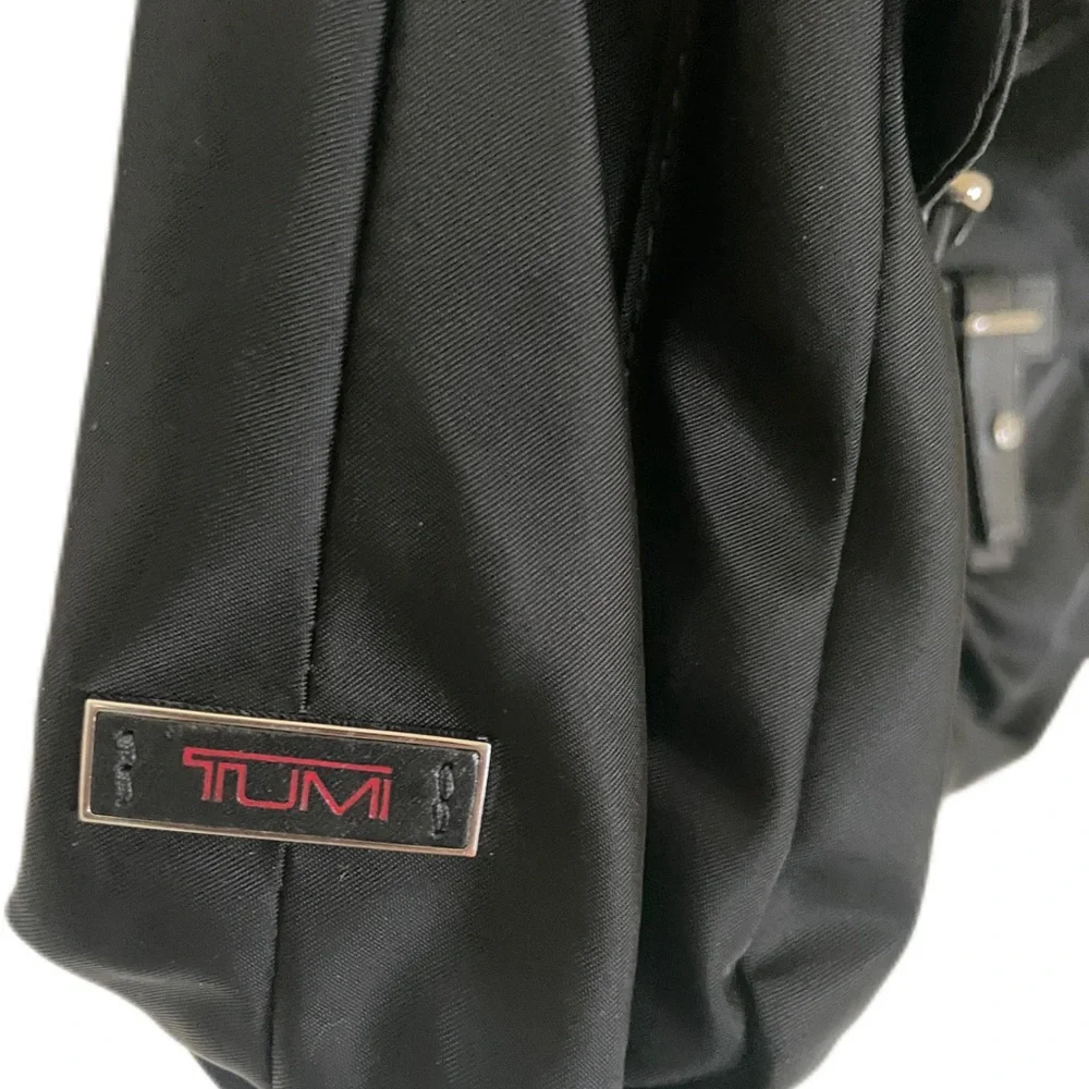 Tumi tote durable